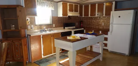 Kitchen - 1014 Beulah St, Eldorado, IL 62930 photo 2 of 2
