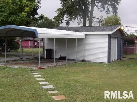 Exterior - 1014 Beulah St, Eldorado, IL 62930 photo 4 of 6