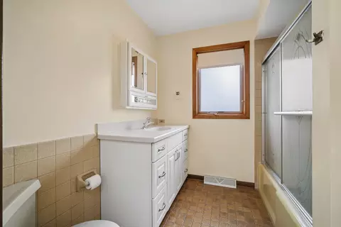 Bath - 484 Springhill Dr, Roselle, IL 60172 photo 3 of 4