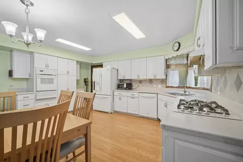 Kitchen - 484 Springhill Dr, Roselle, IL 60172 photo 1 of 3