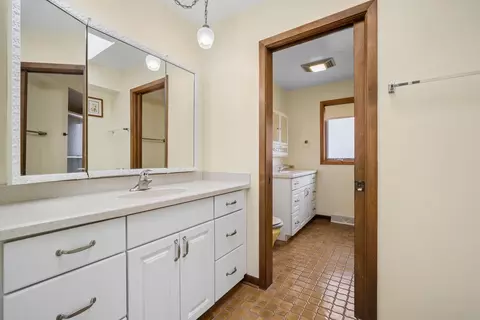 Bath - 484 Springhill Dr, Roselle, IL 60172 photo 2 of 4