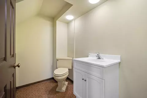Bath - 484 Springhill Dr, Roselle, IL 60172 photo 4 of 4
