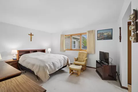 Bedroom - 484 Springhill Dr, Roselle, IL 60172 photo 2 of 3