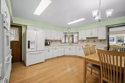 Kitchen - 484 Springhill Dr, Roselle, IL 60172 photo 2 of 3