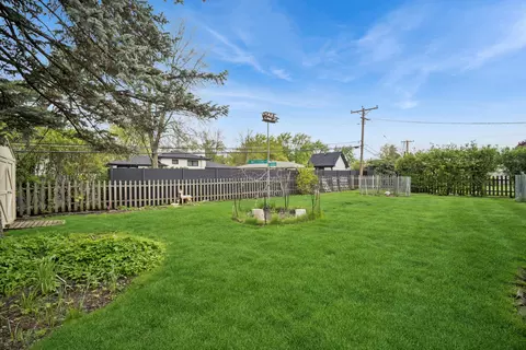 Exterior - 484 Springhill Dr, Roselle, IL 60172 photo 3 of 4