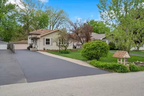 4020 N Adams St, Westmont, IL 60559