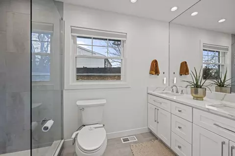Bath - 671 Hazel Ct, Roselle, IL 60172 photo 2 of 4