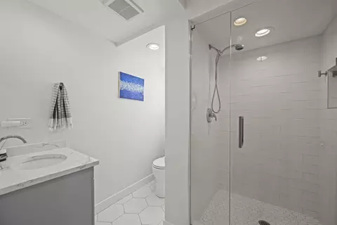 Bath - 671 Hazel Ct, Roselle, IL 60172 photo 1 of 4