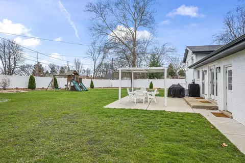 Exterior - 671 Hazel Ct, Roselle, IL 60172 photo 4 of 8