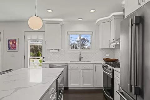 Kitchen - 671 Hazel Ct, Roselle, IL 60172 photo 4 of 5