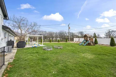 Exterior - 671 Hazel Ct, Roselle, IL 60172 photo 6 of 8