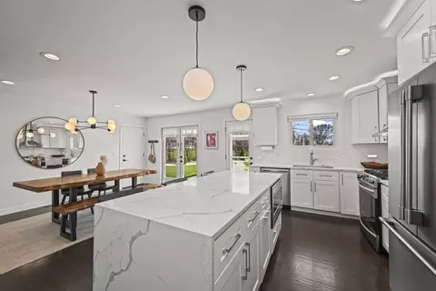 Kitchen - 671 Hazel Ct, Roselle, IL 60172 photo 3 of 5