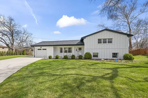 671 Hazel Ct, Roselle, IL 60172