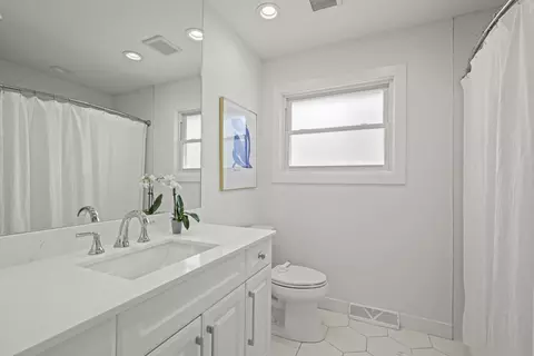 Bath - 671 Hazel Ct, Roselle, IL 60172 photo 4 of 4