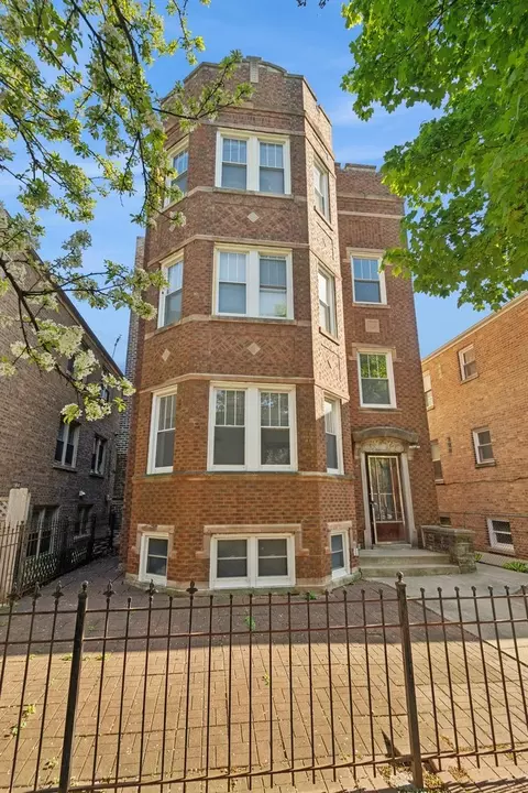 2249 W Arthur Ave, Chicago, IL 60645