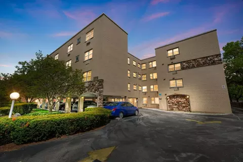 5220 Oakton St #103, Skokie, IL 60077