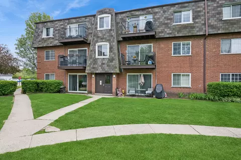 9352 Bay Colony Dr #1E, Des Plaines, IL 60016