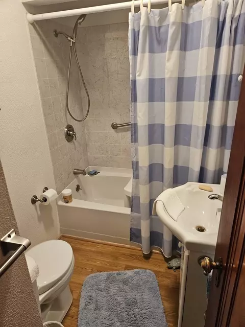 Bath - 4504 26th Ave, Moline, IL 61265 photo 3 of 3