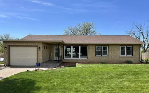 3806 Eagle Heights Dr, Clinton, IA 52732