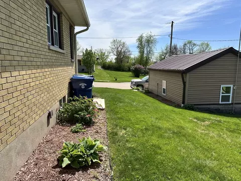 Exterior - 3806 Eagle Heights Dr, Clinton, IA 52732 photo 3 of 7