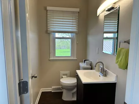 Bath - 3806 Eagle Heights Dr, Clinton, IA 52732 photo 2 of 2