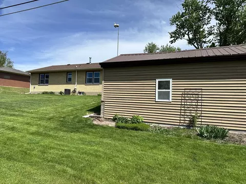 Exterior - 3806 Eagle Heights Dr, Clinton, IA 52732 photo 6 of 7