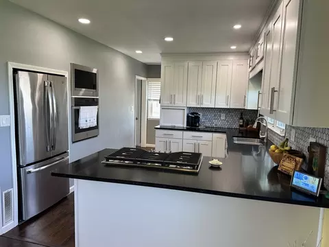 Kitchen - 3806 Eagle Heights Dr, Clinton, IA 52732 photo 2 of 5
