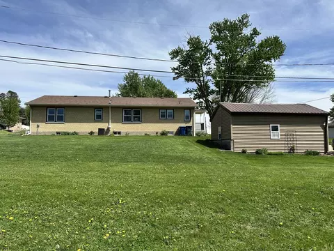 Exterior - 3806 Eagle Heights Dr, Clinton, IA 52732 photo 5 of 7