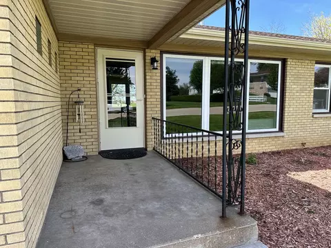 Exterior - 3806 Eagle Heights Dr, Clinton, IA 52732 photo 2 of 7
