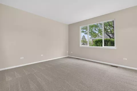 Living - 642 Legend Ln #642, Mchenry, IL 60050 photo 3 of 4
