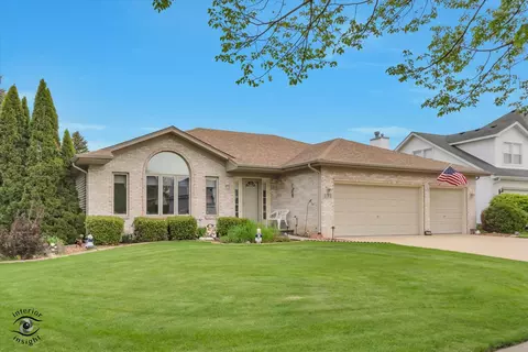 233 Goldenwood Ct, Aurora, IL 60502