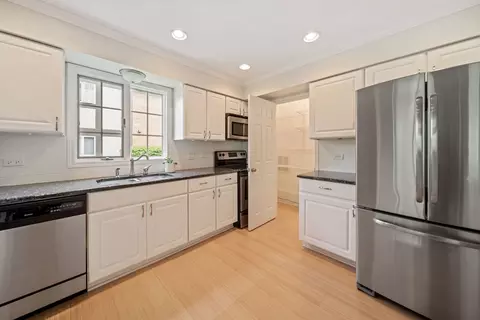 Kitchen - 228 Brookside Ln #B, Willowbrook, IL 60527 photo 4 of 4