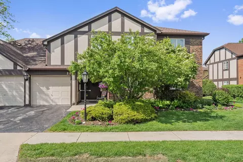 228 Brookside Ln #B, Willowbrook, IL 60527