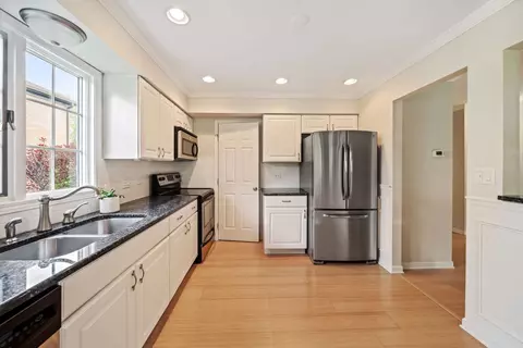 Kitchen - 228 Brookside Ln #B, Willowbrook, IL 60527 photo 1 of 4