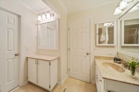 Bath - 228 Brookside Ln #B, Willowbrook, IL 60527 photo 3 of 3