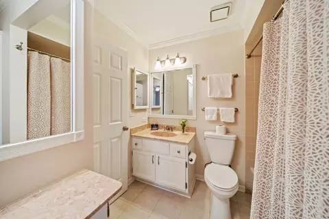 Bath - 228 Brookside Ln #B, Willowbrook, IL 60527 photo 1 of 3