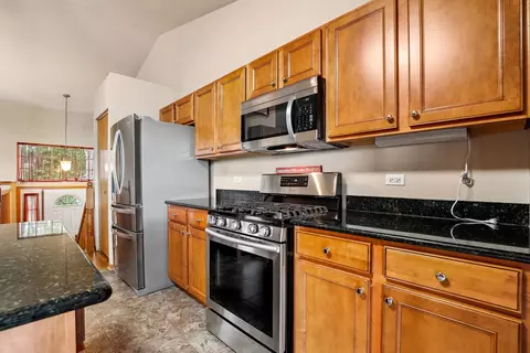 Kitchen - 6822 Oak View Ct, Oak Forest, IL 60452 photo 4 of 5