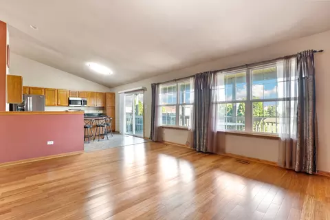 Living - 6822 Oak View Ct, Oak Forest, IL 60452 photo 6 of 13