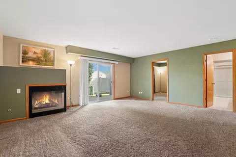 Living - 6822 Oak View Ct, Oak Forest, IL 60452 photo 13 of 13