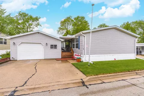 1129 11th St, Bloomington, IL 61704