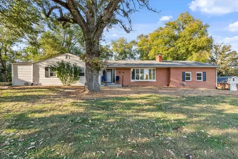 8210 Ridgewood Rd, Rock Island, IL 61201