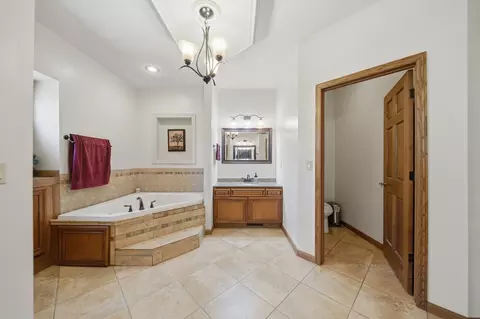 Bath - 1024 Idle Oak Run, Dixon, IL 61021 photo 3 of 4