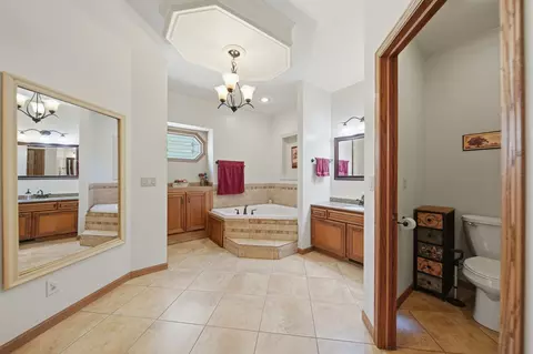 Bath - 1024 Idle Oak Run, Dixon, IL 61021 photo 2 of 4