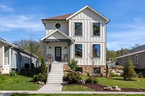 662 Holmes St, Bettendorf, IA 52722