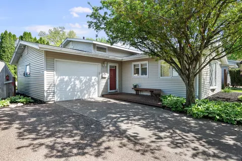 1511 Parklane Dr, Bettendorf, IA 52722