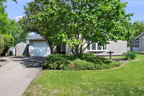 1511 Parklane Dr, Bettendorf, IA 52722