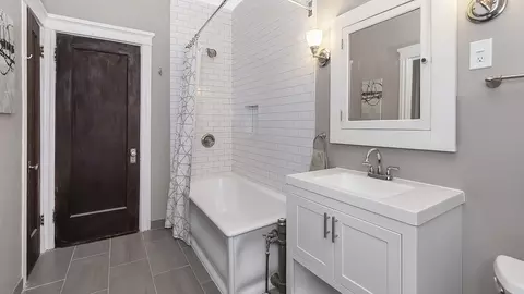 Bath - 1367 E 52nd St #1, Chicago, IL 60615 photo 1 of 2