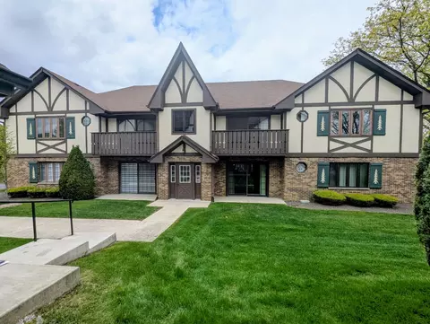11511 Autobahn Dr E #102, Palos Park, IL 60464