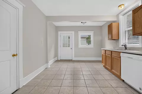 Entry Way - 605 S Lee St, Bloomington, IL 61701 photo 3 of 4