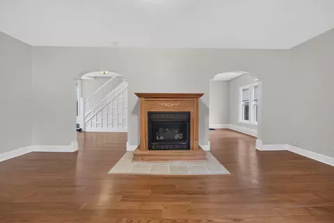 Living - 605 S Lee St, Bloomington, IL 61701 photo 2 of 9